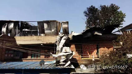 【突發(fā)】&ldquo;起火哦!&rdquo;今日凌晨零時(shí)50分許,貴陽(yáng)南廠路居民樓頂活動(dòng)板房發(fā)生火災(zāi)