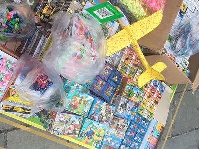 恩施教師攜子地?cái)偝躞w驗(yàn) 一月玩具生意回本微賺，方知商海艱辛